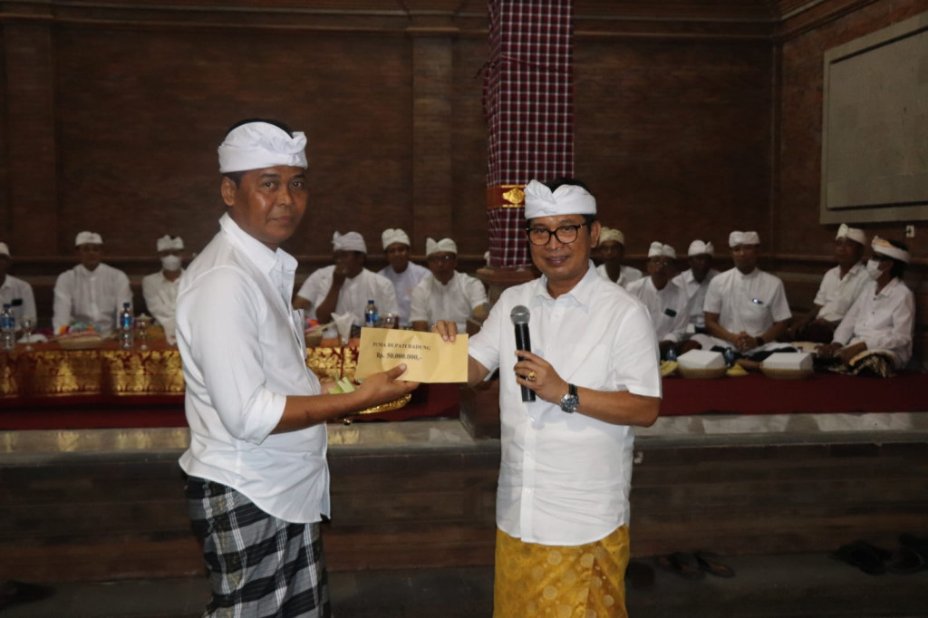 Sekda Adi Arnawa Sembahyang Bersama di Pura Desa dan Pura Puseh Desa Adat Carangsari